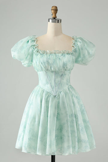 Vestido de cóctel corto con volantes florales y cuello cuadrado verde claro